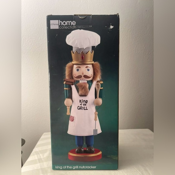 King of The Grill Wooden Nutcracker 15" Hot Dogs, Grill Tools, Apron, Chef Hat - Picture 4 of 6